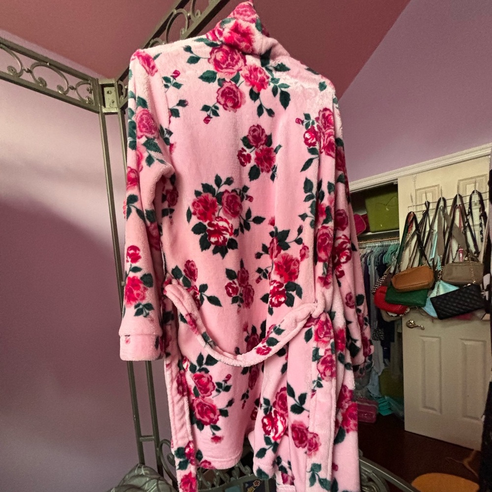 Robe - Picture 2 of 2